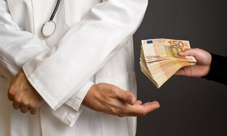 Από 200 έως 4.000 ευρώ τα φακελάκια της ντροπής στα δημόσια νοσοκομεία